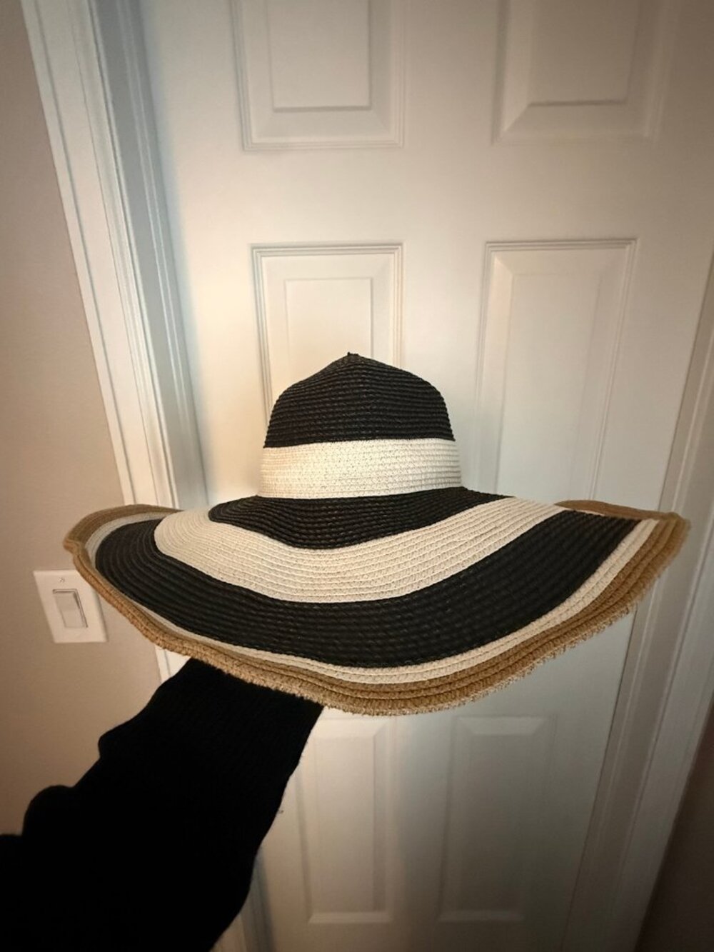 BCBGMAXAZRIA Stylish Beach Hat